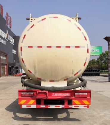 DLQ5310GFLGD5型低密度粉粒物料运输车